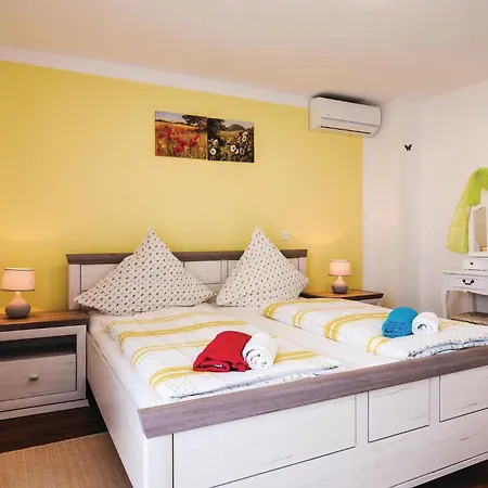 4 Bedroom Pet Friendly In Holiday home