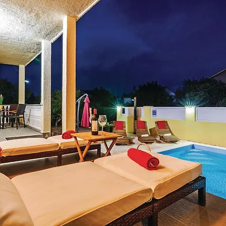 Holiday home 4 Bedroom Pet Friendly In