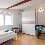 Σπίτι διακοπών Four-bedroom In *